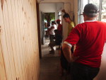 Divisrias de madeira separam o consultrio dos pacientes que aguardam atendimento