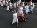 Crianas e adultos desfilaram os costumes e valores da cidade