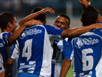 Emerson, camisa 4, comemorando seu terceiro gol no Estadual