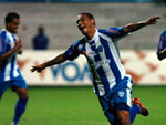 O zagueiro artilheiro comemorando o gol de cabea, aos 20 minutos do primeiro tempo, na sua 99 participao com a camisa do Ava