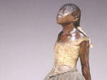 Edgar Degas - Bailarina de Quatorze Anos (1879-1881). Ao cri-la, Degas ops-se  gramtica convencional: em vez de representar o traje em cera ou bronze, ele o integrou com elementos reais