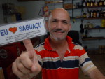 Carlos atende no Bar do Funil, tradicional do bairro