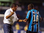 Silas, que sofre presso por parte da torcida, respira aliviado com a vitria de 4 a 1 sobre o Inter-SM
