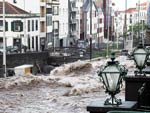 Fortes correntes inundam as ruas de Funchal, na Ilha da Madeira. As chuvas e ventos j provocaram a morte de 38 pessoas