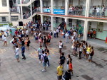 Na foto, alunos do Colgio Rosrio aguardam o incio das aulas