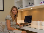 Nova posio de esquadria e mobilirio sob medida converte quarto de empregada em escritrio e futura sala de estudos, no projeto de reforma da arquiteta Aline Barrionuevo