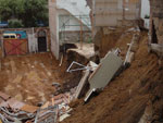 A escavao de um terreno em obras, na Rua Riachuelo, no centro de Porto Alegre, pode ter causado hoje o desabamento de parte de um apartamento trreo vizinho