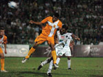 Cazarine, bem marcado, antes de marcar o seu primeiro gol em 2010