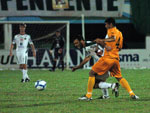 Cazagol brigando contra a zaga do Jacar