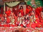 Vrias meninas muulmanas paquistanesas cantam &quot;Naats&quot;, uma poesia sobre o profeta Maom, durante as celebraes do aniversrio do nascimento do profeta, em Peshawar, no Paquisto