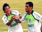 Maicon, autor dos dois gols do Figueira recebe o cumprimento do companheiro