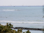 Ondas levam cobrem o recife, que costuma ficar exposto, na praia de Waikiki, em Honolulu, Hava