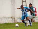 Jandson, pelo Ava, brigando com Luiz Henrique, camisa 6 do Brusque