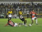 William e Diego Felipe dividem bola no meio de campo
