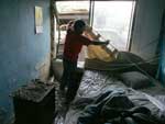 Em Santiago, um homem tenta salvar objetos de sua casa, condenada pelo terremoto
