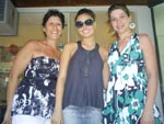 Josimara cheia de sorrisos ao conseguir uma foto com a atriz global sis Valverde