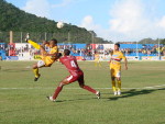 Zagueiro do Atltico-Ib comete falta no atleta do CFZ Imbituba que voa