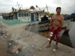 Eles atendem a recomendao da Marinha de no entrar no mar e esto com cerca de 35 barcos atracados no Rio Mampituba. Jaci Anacleto Ezequiel, 43 anos, ontabiliza os prejuzos da segunda-feira, mas sabe a importncia de seguir as instrues do alerta.