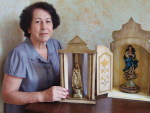 A artista plstica Neldinda Melo da Rosa, de Santa Maria, aplica pintura barroca em oratrios confeccionados em MDF ou papelo 