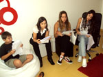 Caio Pereira, Fernanda Moro, Paolla Zaniratti e Andressa Vargas lendo o roteiro da srie