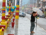 Poucos moradores de Cidreira enfrentaram o vento na manh desta tera-feira