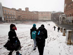 Vrios turistas caminham pela Praa do Campo em Siena, Itlia, depois da nevada que caiu hoje na cidade