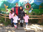 Foto tirada no Parque Cascata do Caracol em Canela/RS em julho de 2009. Foto tirada na sada da cidadizinha montada dentro do Parque, onde fala sobre a colonizao do RS. Nesta foto est eu (mame Fernanda),Luciano (papai) com as trs filhotas lindas: a Geovana com 10 anos e as gmeas com 4 anos no dia (hoje j esto com 5 anos)