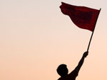 Na Tailndia, manifestante hastea bandeira durante protesto que reuniu cerca de cem mil pessoas e que pedia a renncia, em 24 horas, do atual governo. 