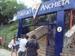 Equipe de ON LINE ensaiando em frente ao colgio Anchieta