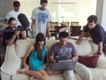 A atriz Marcela Hoepper com o diretor Critiano Trein no sof com a equipe de On Line