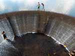 Para espantar o calor, garotos se arriscam tomando banho na barragem Maestra