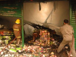 Dois incndios na madrugada de sbado movimentaram Santana do Livramento. s 5h50min, uma residncia no bairro Parque do Sol pegou fogo e, s 6h40min, os bombeiros foram acionados para controlar as chamas em uma farmcia no Centro da cidade