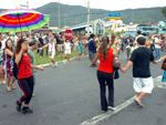 O protesto pacfico organizado pela Associao dos Moradores da Lagoa foi acompanhado por msicos da escola de samba Unio da Ilha da Magia