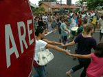 A manifestao no atrapalhou o trnsito, que foi desviado pela PM para a rua Manoel Severino de Oliveira
