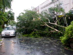 Um ciclone com ventos de 200 km/h atingiu na manh deste domingo (horrio local) a Austrlia. Cerca de 60 mil residncias e estabelecimentos comerciais de Brisbane ficaram sem energia eltrica depois do temporal