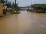 A chuva que caiu na madrugada de quarta-feira deixou cerca de 100 famlias desalojadas em Ilhota, no Vale do Itaja