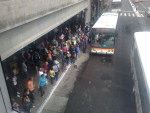 Ruas foram bloqueadas e o trnsito no Centro ficou congestionado. Paradas ficaram lotadas por causa da dificuldade de circulao dos nibus.