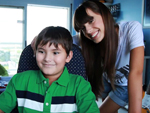 Ator mirim Caio Pereira com a atriz Marcela Hoeppers 