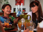 Ator mirim Caio Pereira em cena com a atriz Marcela Hoeppers