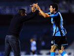 Maylson corre para comemorar com o treinador Silas