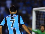 Jonas chega  entrada da rea e chuta a gol, goleiro defende rebatendo