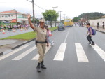 A policial Mara Lcia da Costa controla a sada dos carros em frente a Escola Estadual Gertrudes Benta Costa