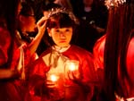 Em Hanoi, no Vietn, populao desligou as luzes e ascendeu velas