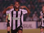 Jnior Nego, que tambm marcou dois gols, sorri feito criana