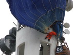 Um balo ficou preso em torre de telefonia durante festival de balonismo em Santa Maria, na manh deste domingo. Os trs tripulantes foram resgatados sem ferimentos.