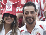 A torcida colorada comparece, dando fora durante a m fase do Inter