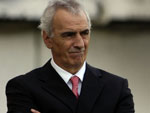 Jorge Fossati, tcnico do Inter, desfez o sistema 3-5-2. Trocou Sorondo por Thiago Humberto, e mandou a equipe para cima
