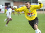 Goleiro Paulo Srgio corre para comemorar o gol da vitria do Atltico