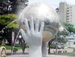 Monumento da unio de todos os povos na Praa da Paz