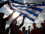 Na Albnia, estudantes queimaram uma bandeira grega durante protesto contra slogans antialbaneses gritados por militares gregos em um desfile em Atenas, na semana passada